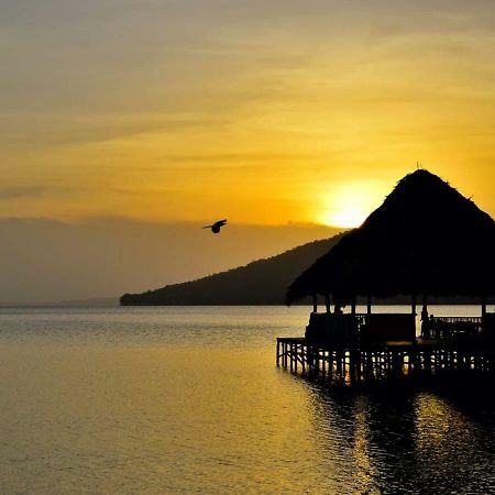 Hotel Y Restaurante El Muelle El Remate Ngoại thất bức ảnh